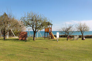 Der Spielplatz mit Blick auf die Ostsee