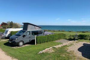 Panoramaplätze neben dem Waschhaus mit dem Spielplatz und Ostsee im Hintergrund