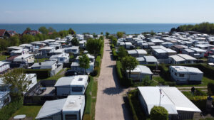 Blick entlang des Hauptweges in Richtung der Ostsee über den ersten Teil des Platzes