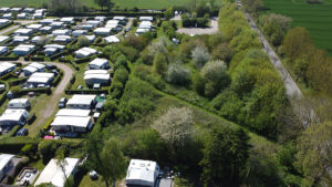 Grünstreifen am Platzrand neben der Obstwiese und dem zweiten Parkplatz. Dient auch als Lärmschutz