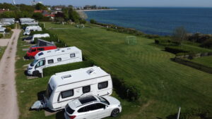 Die Panoramareihe entlang der Fußballwiese mit direktem Blick auf die Ostsee an der Steilküste. Außerdem der Fußweg in Richtung Neustadt und Pelzerhaken sowie die Treppe zum Strand