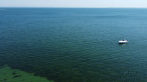 Die Ostsee am hohen Ufer in Pelzerhaken mit Blick auf die Bäderorte