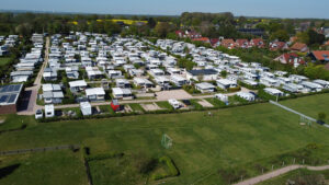 Blick aus Ostseerichtung auf den Platz macht die Schöne Umgebung des Campingplatzes am hohen Ufer deutlich