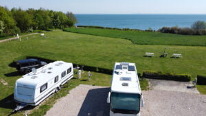 Großer Panoramastellplatz vor der Panorama-Zeltwiese mit Stromanschluss in der Mitte und direktem Blick auf die Ostsee