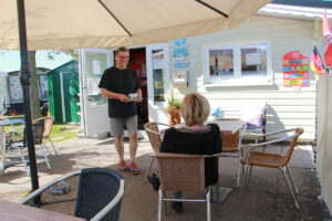 Sitzplätze vor dem Kiosk mit Hundenapf im Schatten