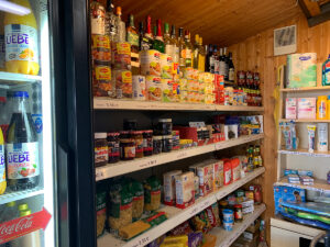 Einkaufsregal im Kiosk mit Lebensmitteln und Verbrauchsgegenständen für mehr Unabhängigkeit der Gäste