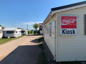 Blick den Hauptweg herunter am Kiosk und Waschhaus vorbei auf die Ostsee