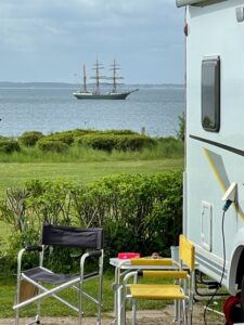 Blick auf die Ostsee aus einer Panoramareihenzelle mit Blick auf vorbeifahrenden, lokal bekannten Dreimaster